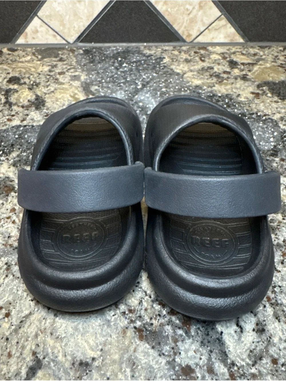 Reef Little Rio Slide Black Size 8 Hardly Used